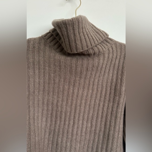 Light brown Knit cozy sweater 🧸 - Picture 3 of 7